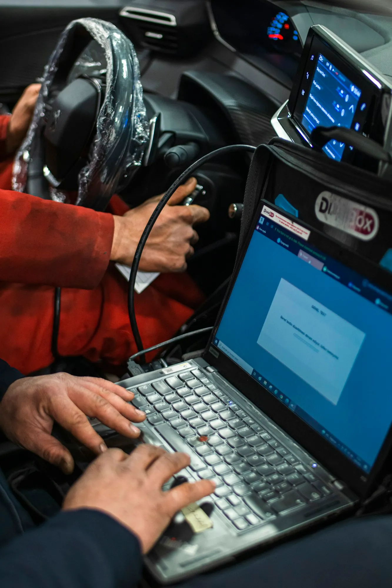 Lo strumento di diagnosi collegato alla presa dell'auto
