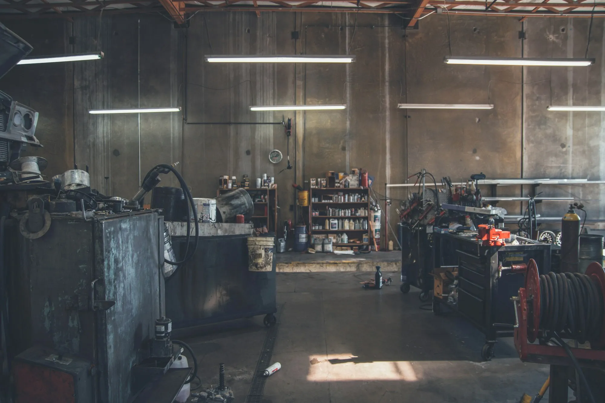 L'officina vista dal portone, con il banco di lavoro
