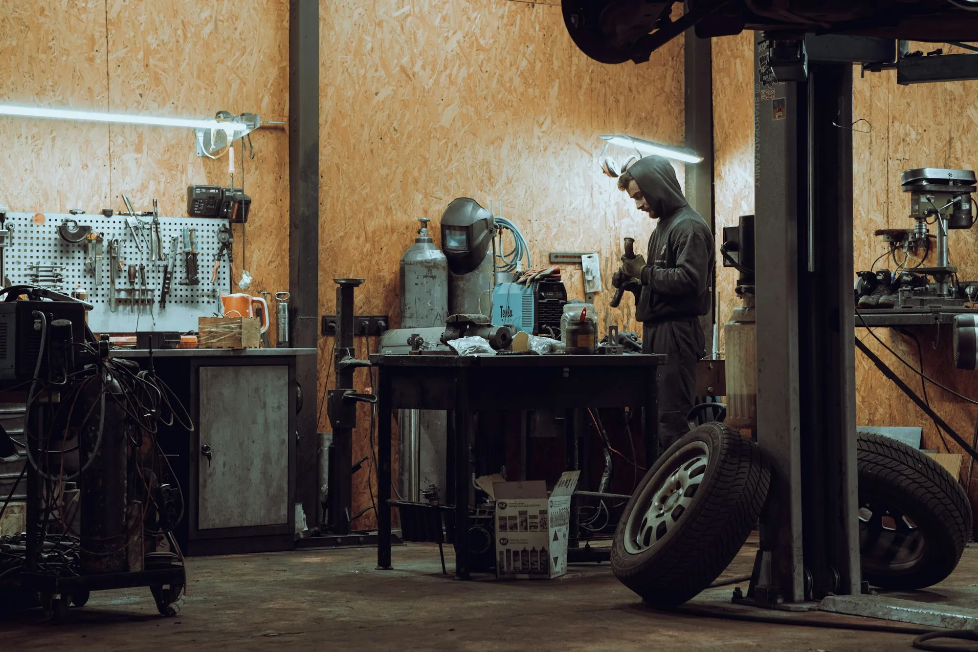 L'officina la sera, con una ruota appoggiata al ponte